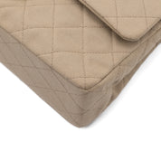 Chanel Timeless Double Flap Bag Handtasche in Beige Medium Größe aus Jeans Denim Material mit goldener Hardware Ecken vorne rechts 