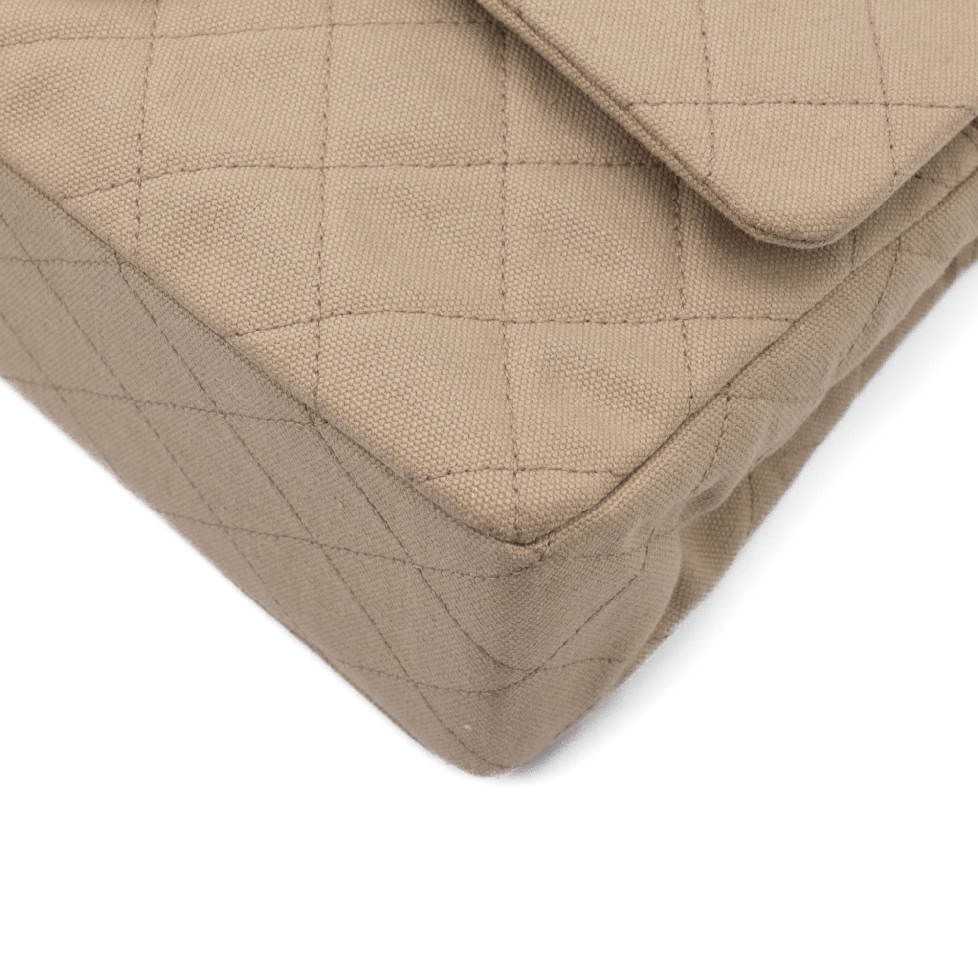 Chanel Timeless Double Flap Bag Handtasche in Beige Medium Größe aus Jeans Denim Material mit goldener Hardware Ecken vorne rechts 