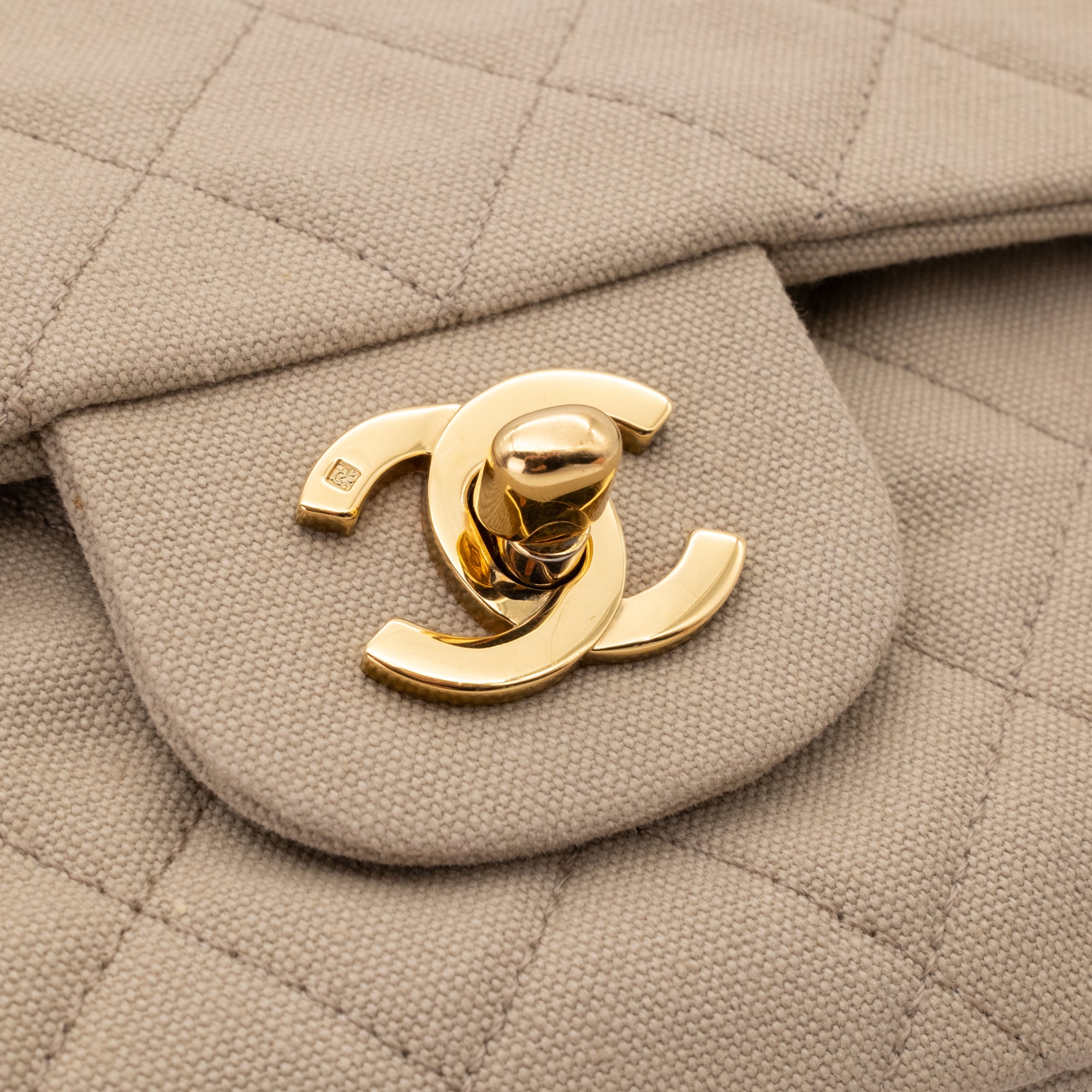 Chanel Timeless Double Flap Bag Handtasche in Beige Medium Größe aus Jeans Denim Material mit goldener Hardware Detail CC Verschluss 