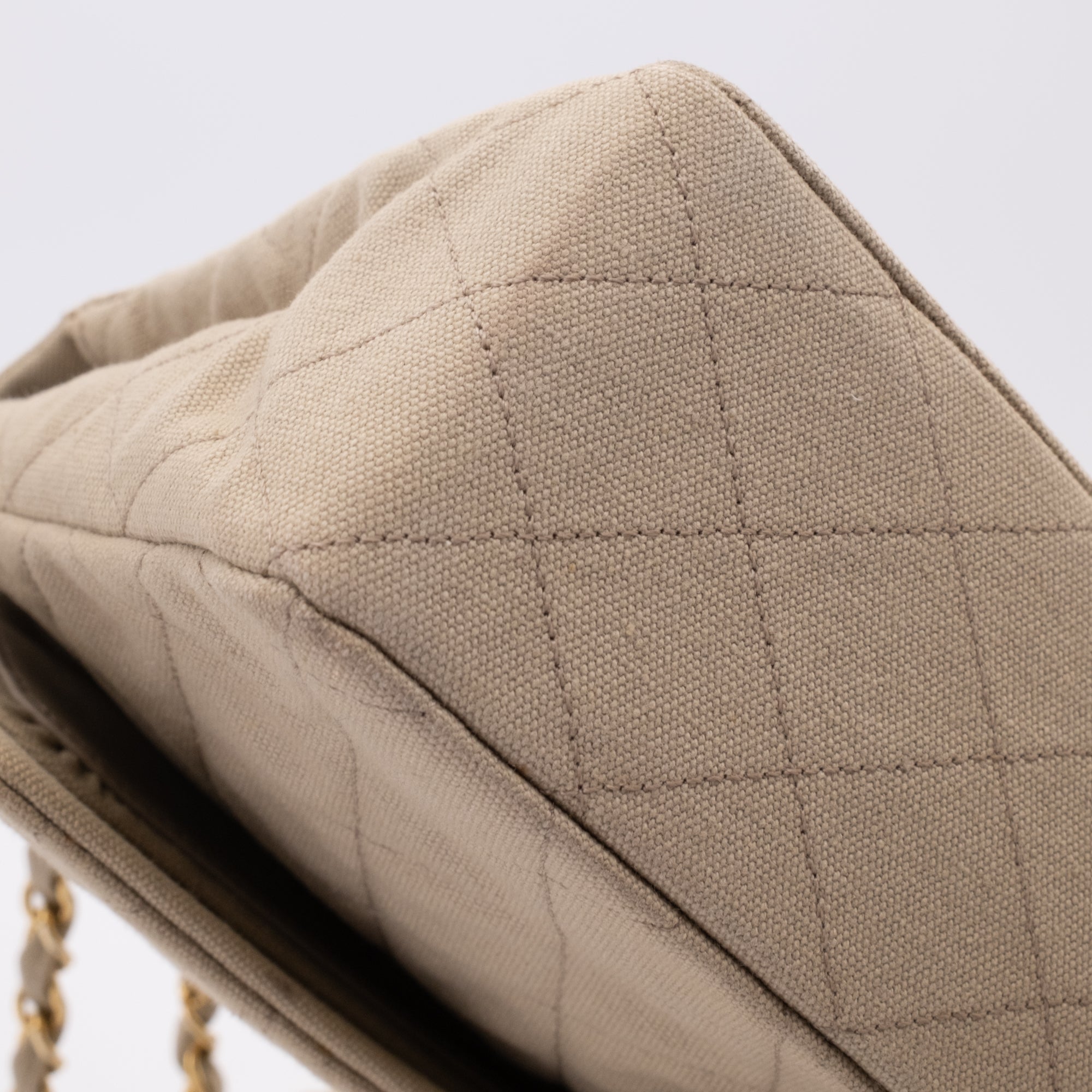 Chanel Timeless Double Flap Bag Handtasche in Beige Medium Größe aus Jeans Denim Material mit goldener Hardware Detail Boden