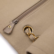 Chanel Timeless Double Flap Bag Handtasche in Beige Medium Größe aus Jeans Denim Material mit goldener Hardware Detail Reißverschluss 