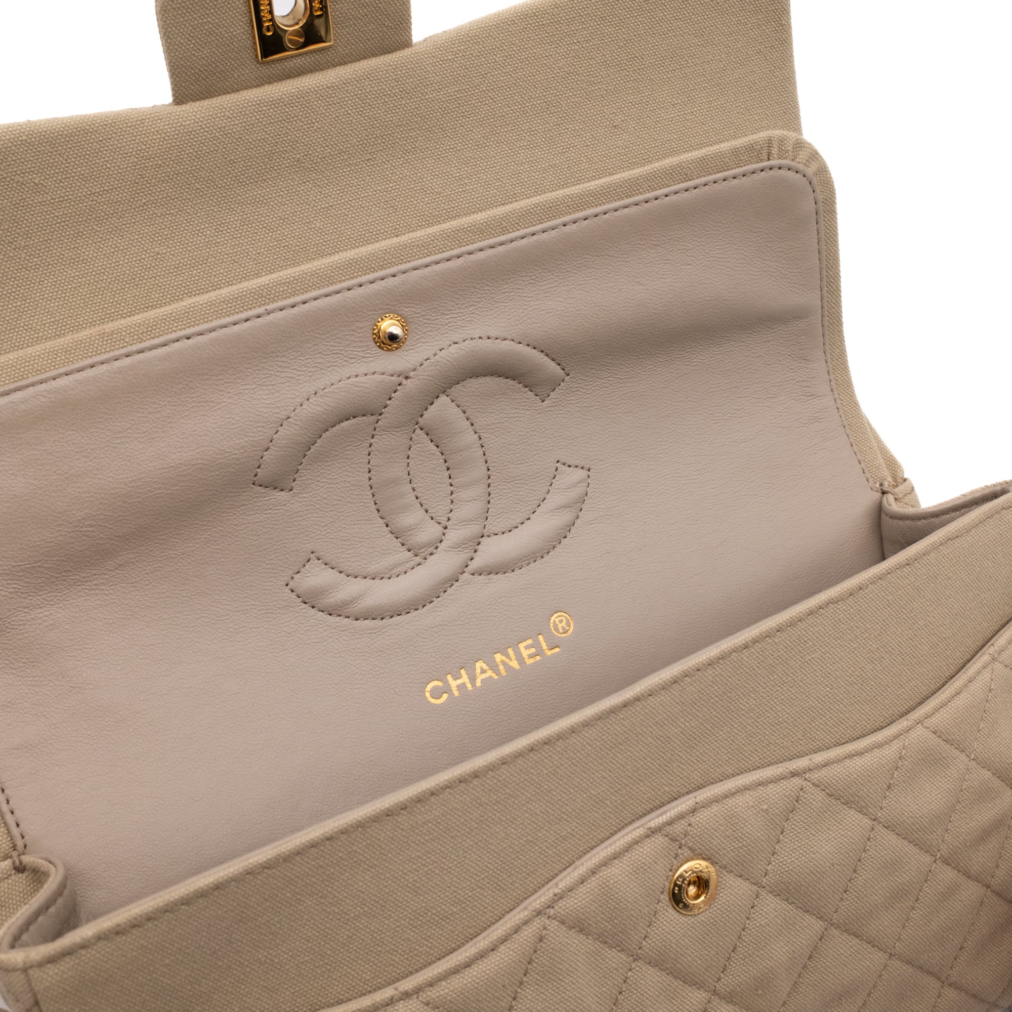 Chanel Timeless Double Flap Bag Handtasche in Beige Medium Größe aus Jeans Denim Material mit goldener Hardware Detail Klappe Leder