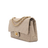 Chanel Timeless Double Flap Bag Handtasche in Beige Medium Größe aus Jeans Denim Material mit goldener Hardware halb seitlich rechts