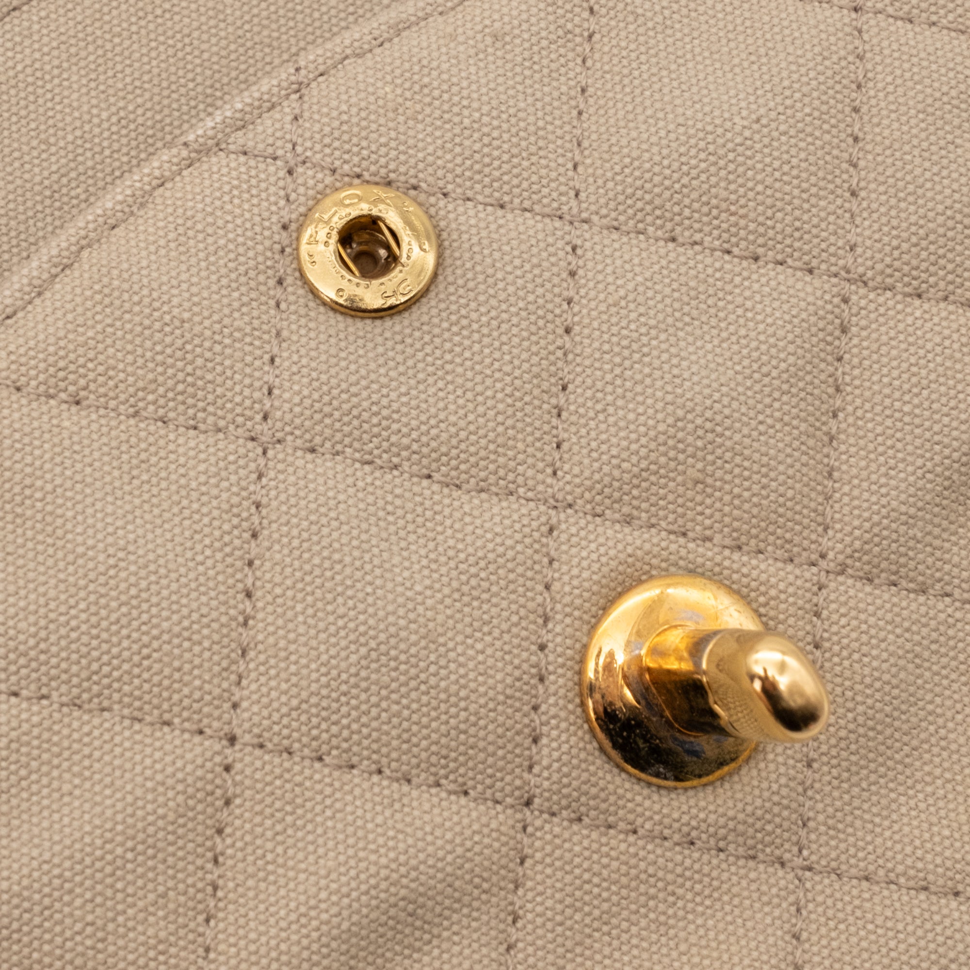 Chanel Timeless Double Flap Bag Handtasche in Beige Medium Größe aus Jeans Denim Material mit goldener Hardware Detail Knöpfe