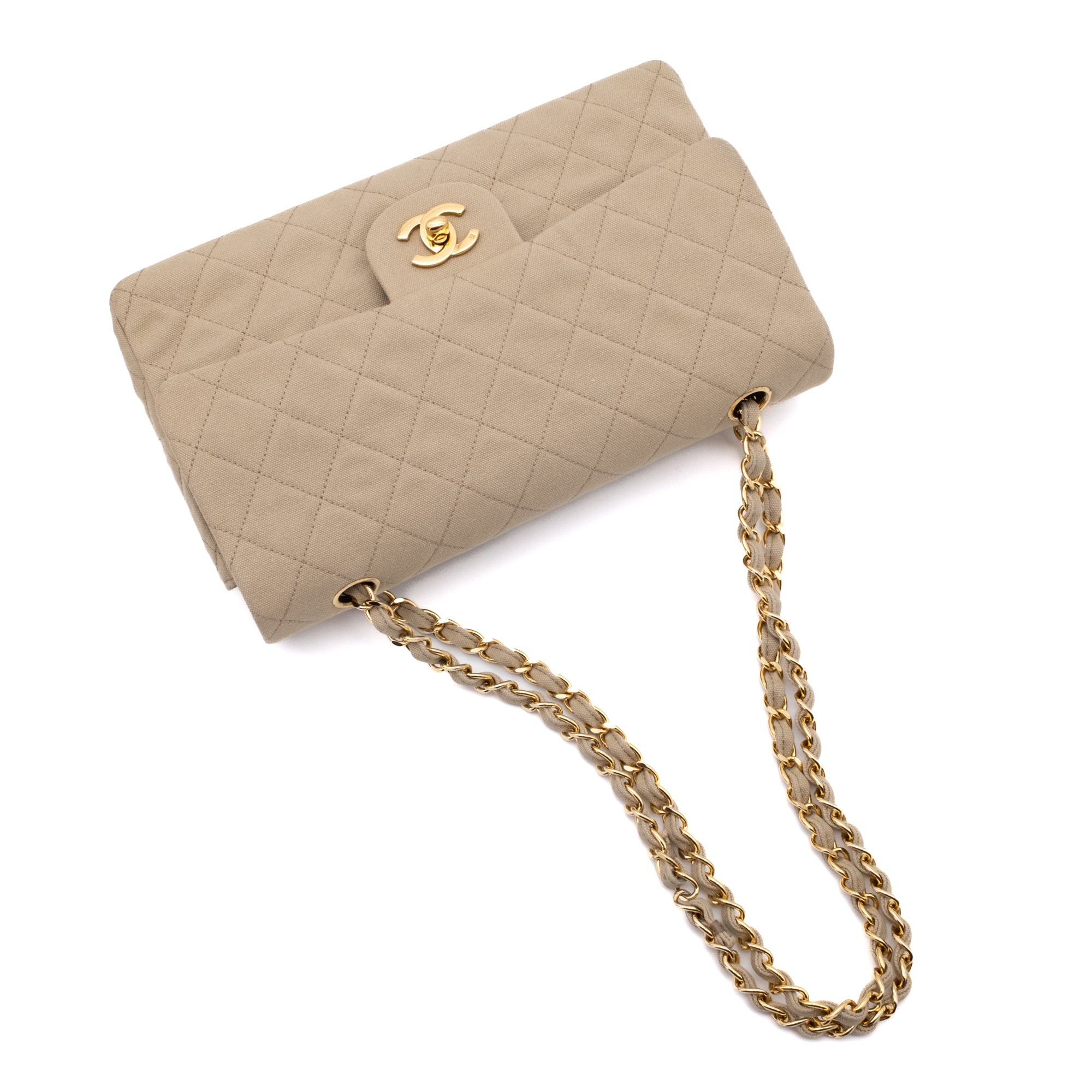 Chanel Timeless Double Flap Bag Handtasche in Beige Medium Größe aus Jeans Denim Material mit goldener Hardware Liegend