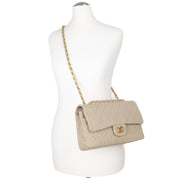 Chanel Timeless Double Flap Bag Handtasche in Beige Medium Größe aus Jeans Denim Material mit goldener Hardware Tragebild