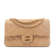 Vintage Chanel Classic Timeless Double Flap Bag in Medium Größe aus beigem Wildleder Material mit goldenerHardware Vorderansicht 