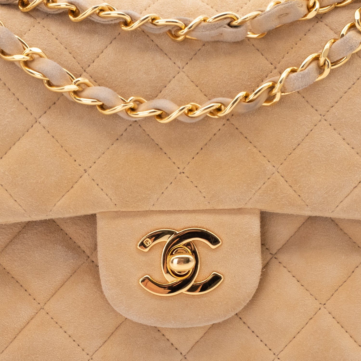 Vintage Chanel Classic Timeless Double Flap Bag in Medium Größe aus beigem Wildleder Material mit goldenerHardware CC Verschluss 