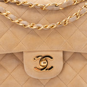 Vintage Chanel Classic Timeless Double Flap Bag in Medium Größe aus beigem Wildleder Material mit goldenerHardware CC Verschluss 