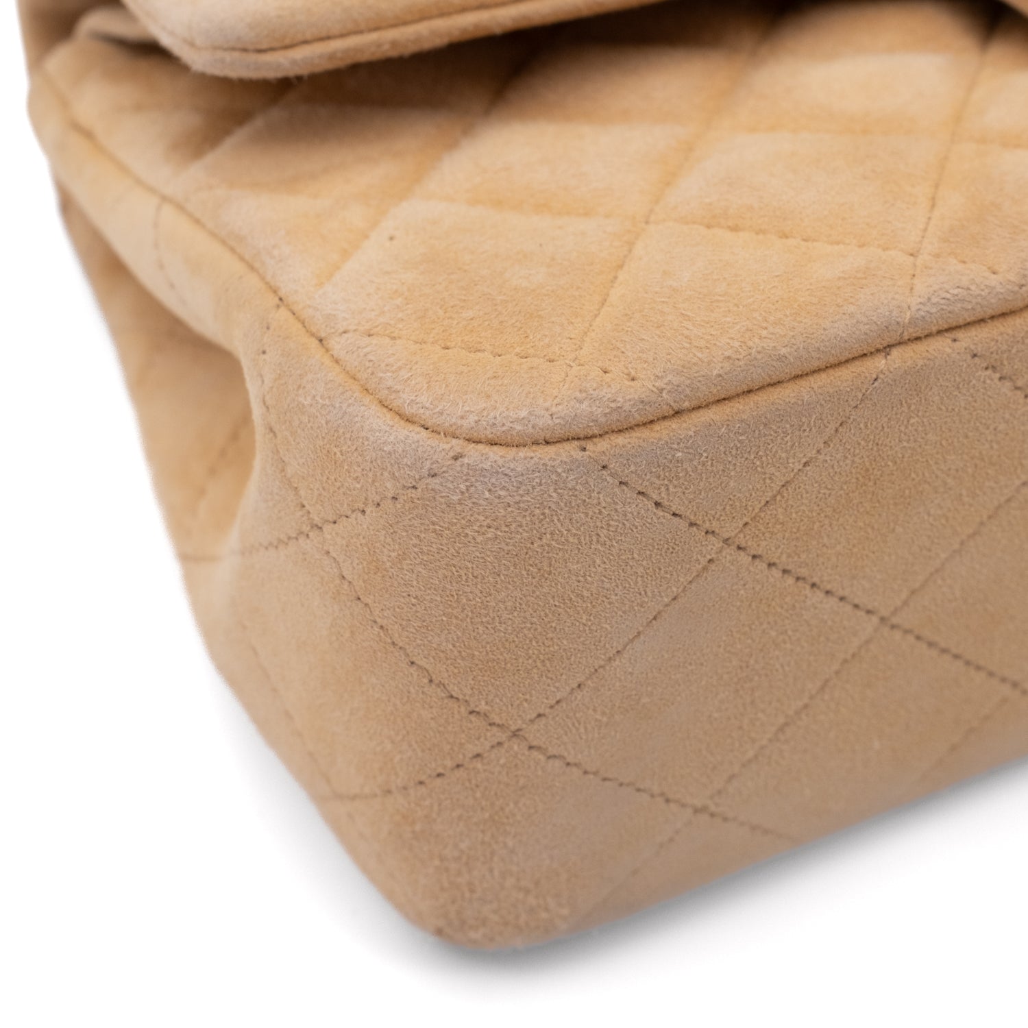 Vintage Chanel Classic Timeless Double Flap Bag in Medium Größe aus beigem Wildleder Material mit goldenerHardware