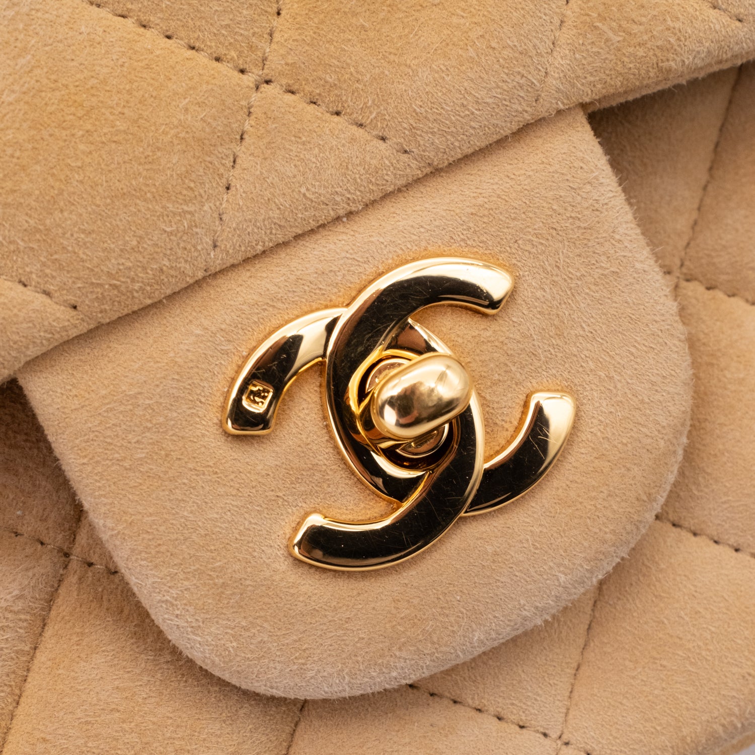 Vintage Chanel Classic Timeless Double Flap Bag in Medium Größe aus beigem Wildleder Material mit goldenerHardware CC Lock