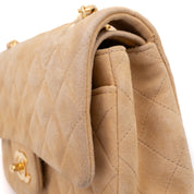 Vintage Chanel Classic Timeless Double Flap Bag in Medium Größe aus beigem Wildleder Material mit goldenerHardware
