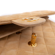 Vintage Chanel Classic Timeless Double Flap Bag in Medium Größe aus beigem Wildleder Material mit goldenerHardware