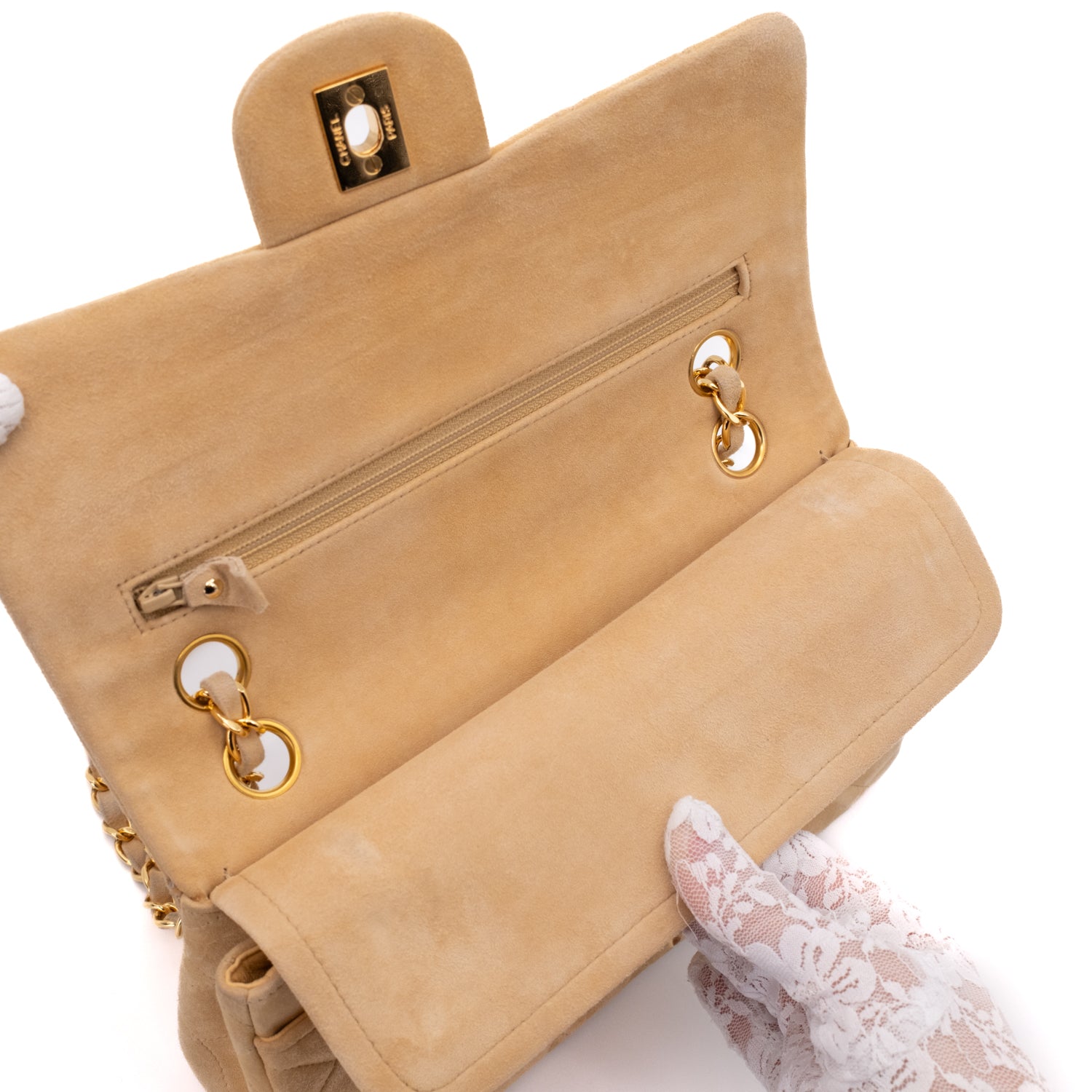 Vintage Chanel Classic Timeless Double Flap Bag in Medium Größe aus beigem Wildleder Material mit goldenerHardware