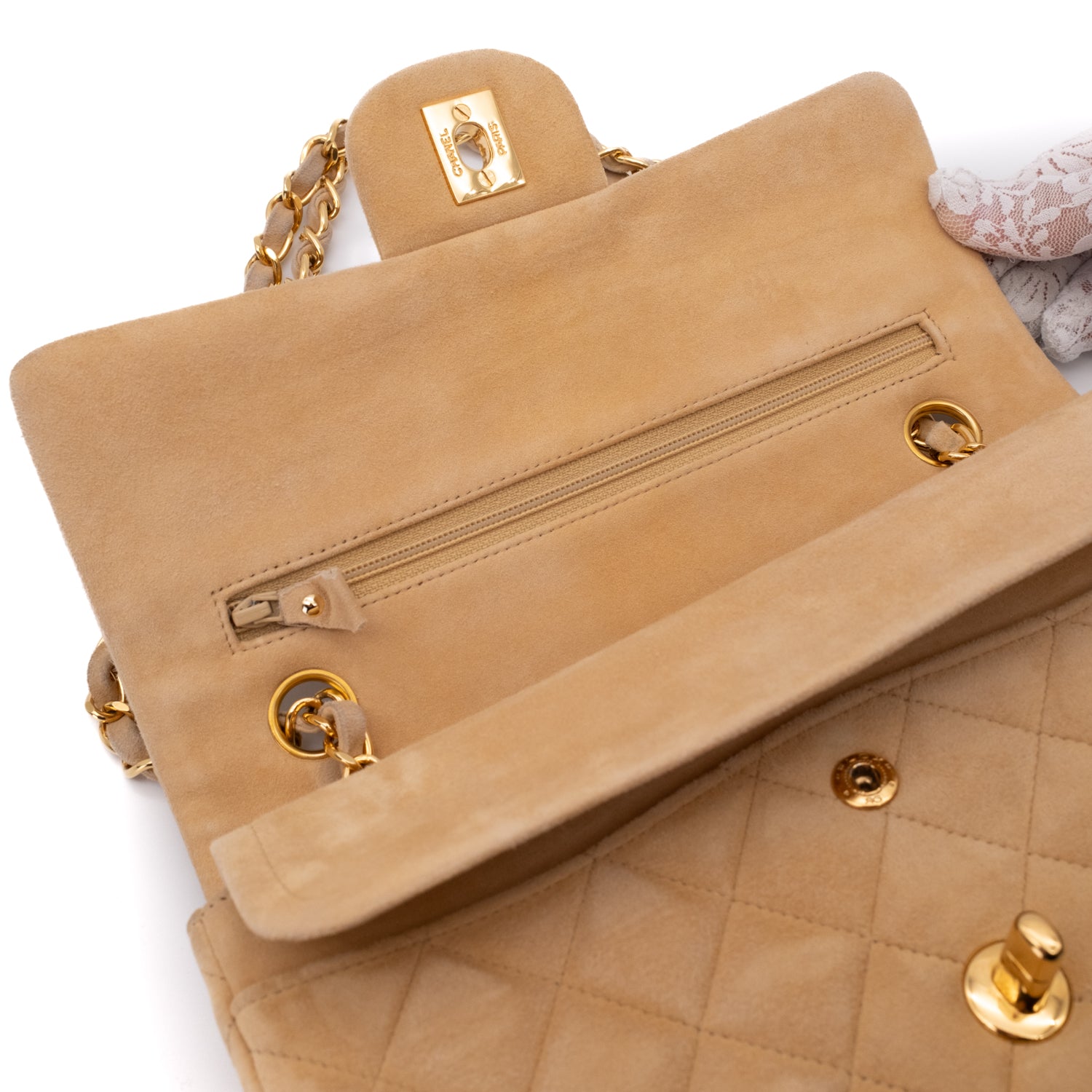 Vintage Chanel Classic Timeless Double Flap Bag in Medium Größe aus beigem Wildleder Material mit goldenerHardware