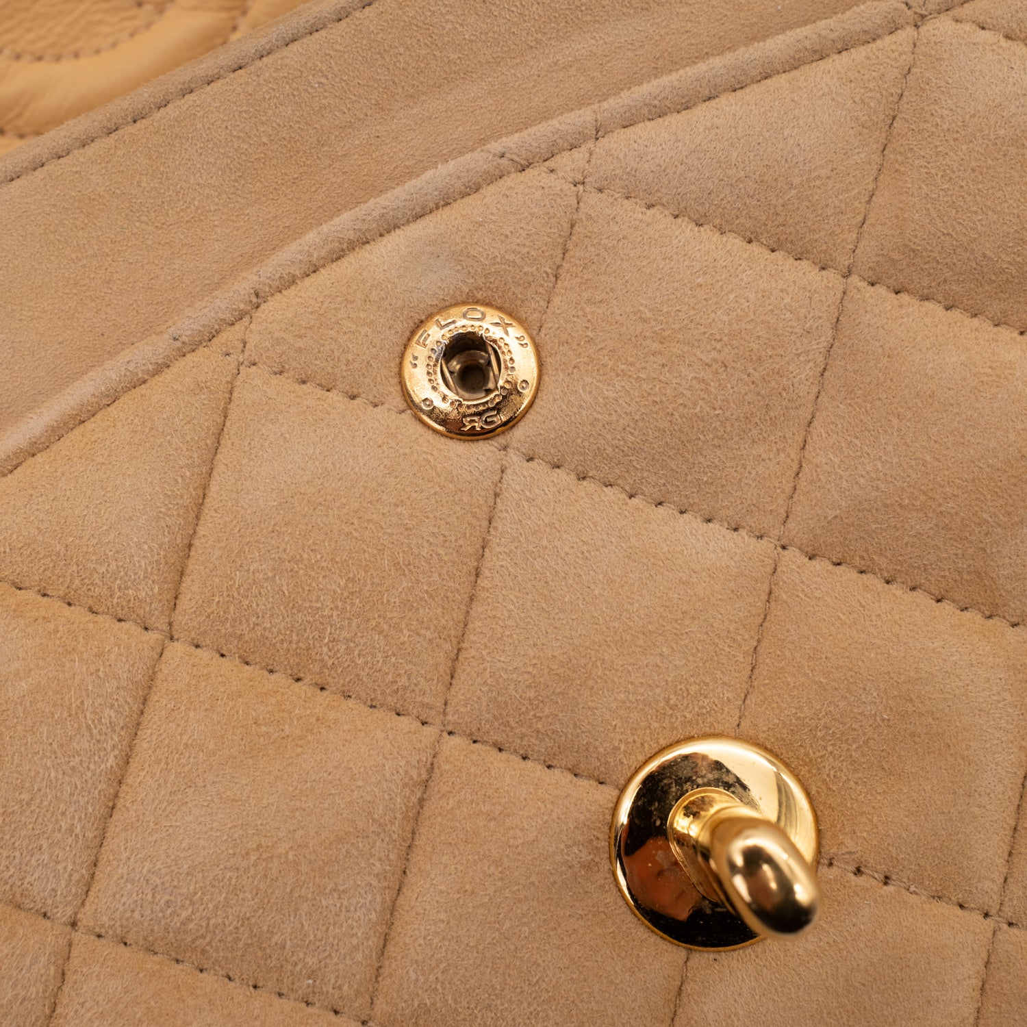 Vintage Chanel Classic Timeless Double Flap Bag in Medium Größe aus beigem Wildleder Material mit goldenerHardware