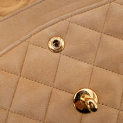 Vintage Chanel Classic Timeless Double Flap Bag in Medium Größe aus beigem Wildleder Material mit goldenerHardware