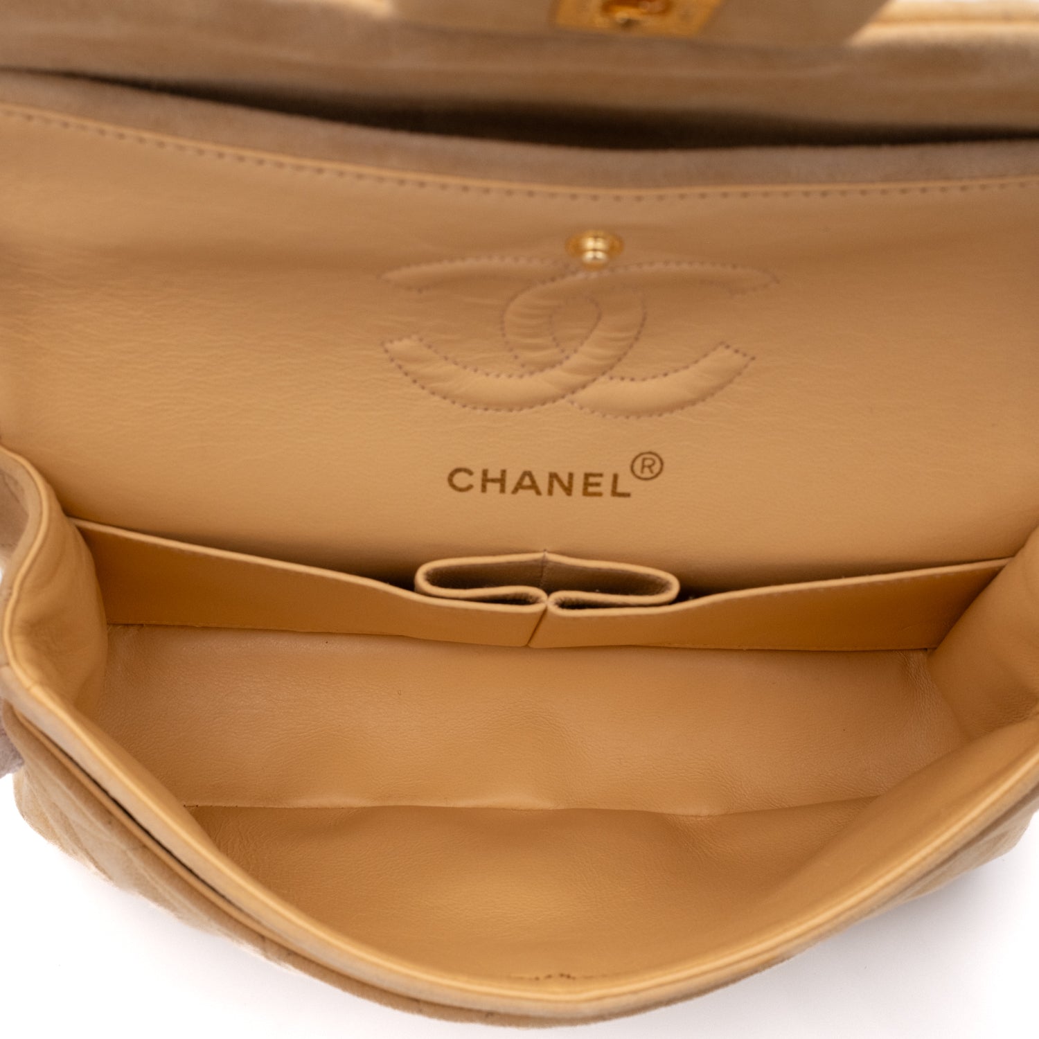 Vintage Chanel Classic Timeless Double Flap Bag in Medium Größe aus beigem Wildleder Material mit goldenerHardware