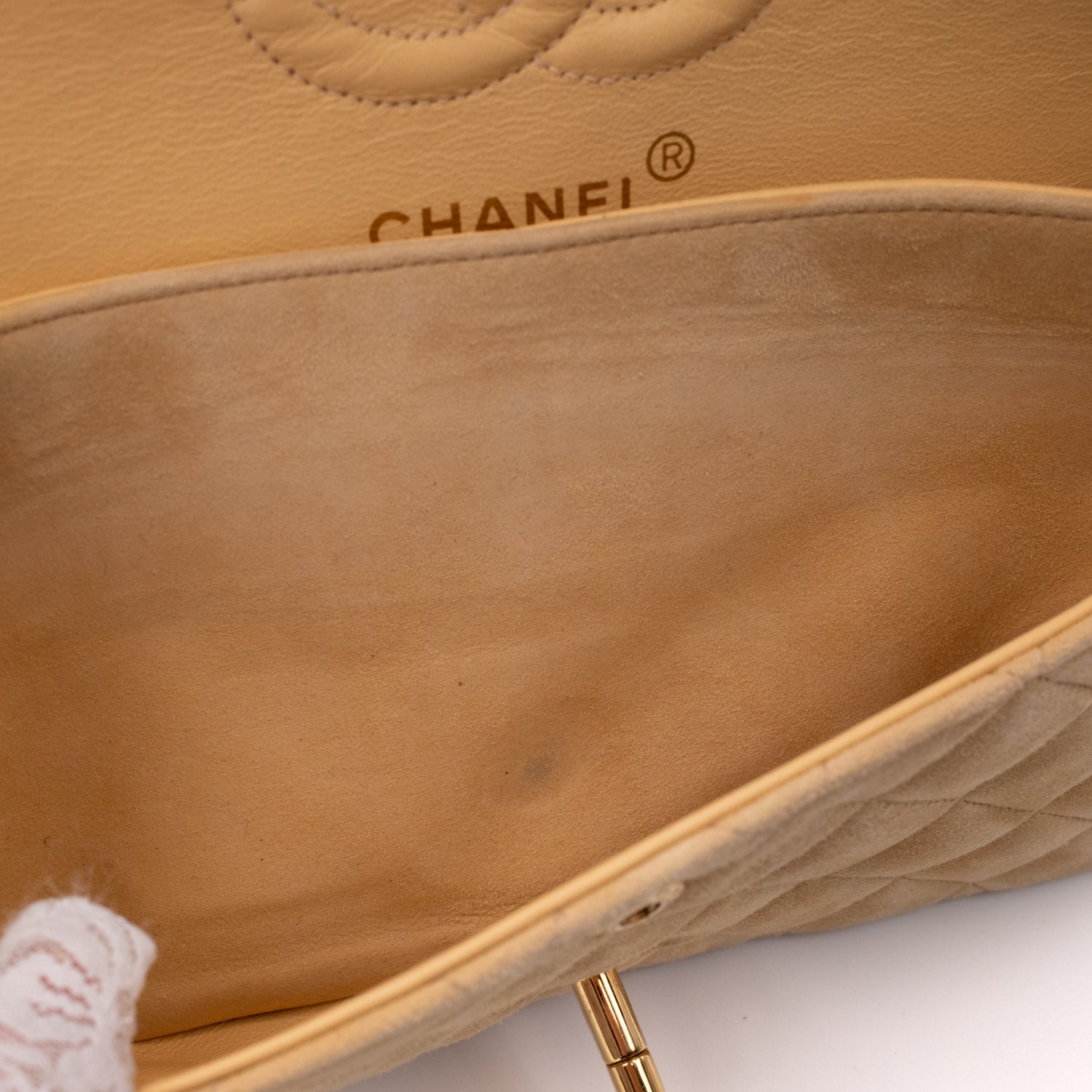Vintage Chanel Classic Timeless Double Flap Bag in Medium Größe aus beigem Wildleder Material mit goldenerHardware