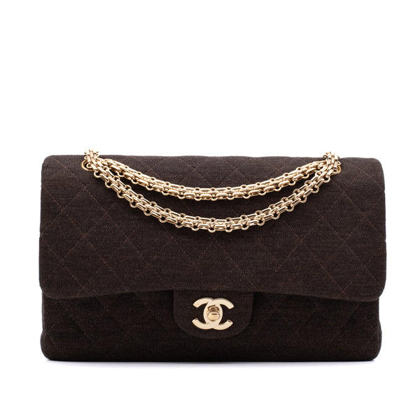 Vintage Chanel Classic Timeless Double Flap Bag in Medium Größe aus braunem Baumwolle Jersey Material mit goldener Hardware Vorderansicht 
