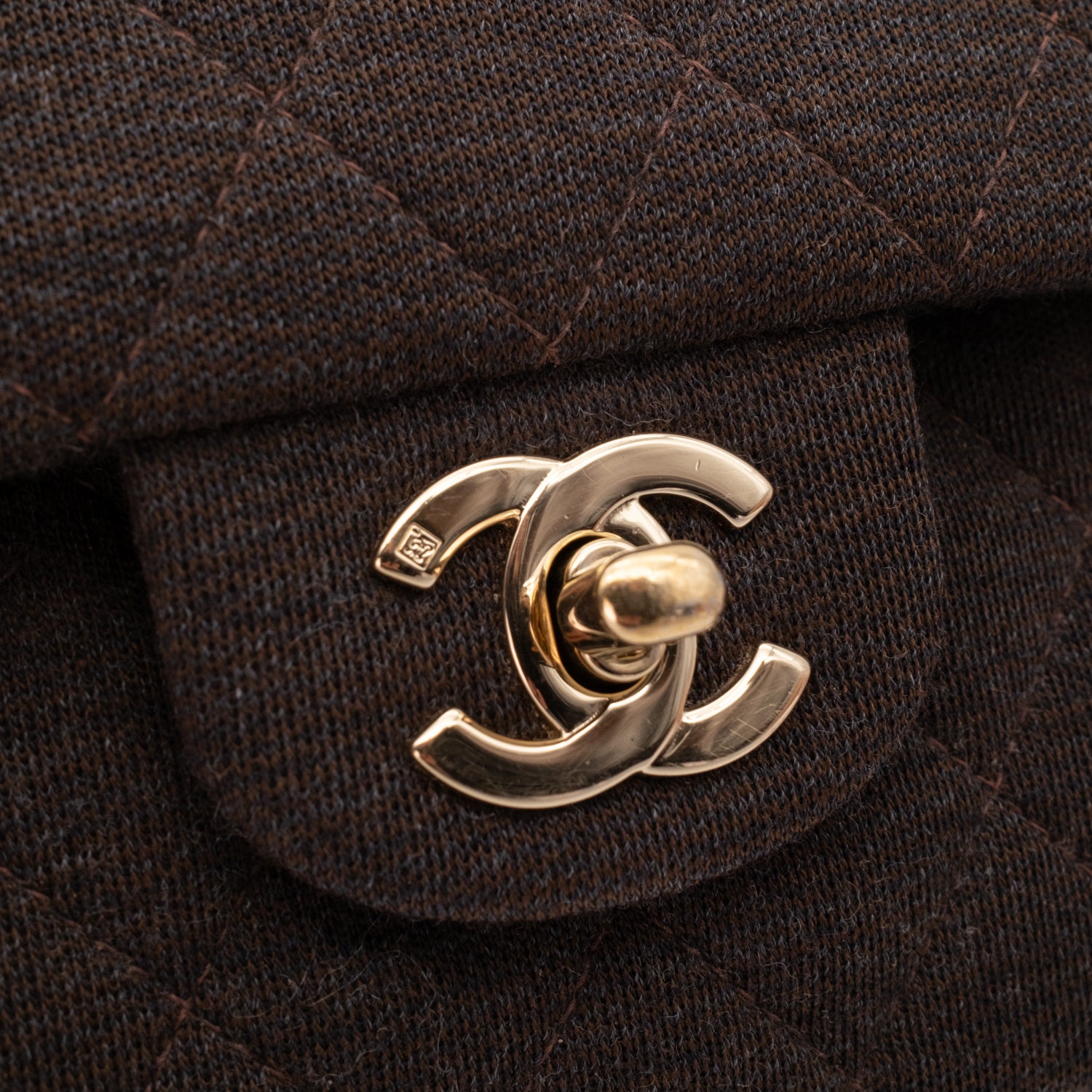 Vintage Chanel Classic Timeless Double Flap Bag in Medium Größe aus braunem Baumwolle Jersey Material mit goldener Hardware CC Lock