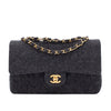 Vintage Chanel Classic Timeless Double Flap Bag in Medium Größe aus grauem Woll Material mit goldener Hardware Vorderansicht 