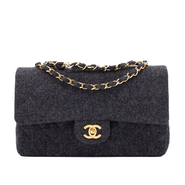 Vintage Chanel Classic Timeless Double Flap Bag in Medium Größe aus grauem Woll Material mit goldener Hardware Vorderansicht 