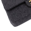 Vintage Chanel Classic Timeless Double Flap Bag in Medium Größe aus grauem Woll Material mit goldener Hardware 