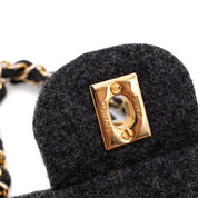 Vintage Chanel Classic Timeless Double Flap Bag in Medium Größe aus grauem Woll Material mit goldener Hardware 