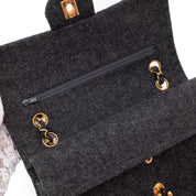 Vintage Chanel Classic Timeless Double Flap Bag in Medium Größe aus grauem Woll Material mit goldener Hardware 