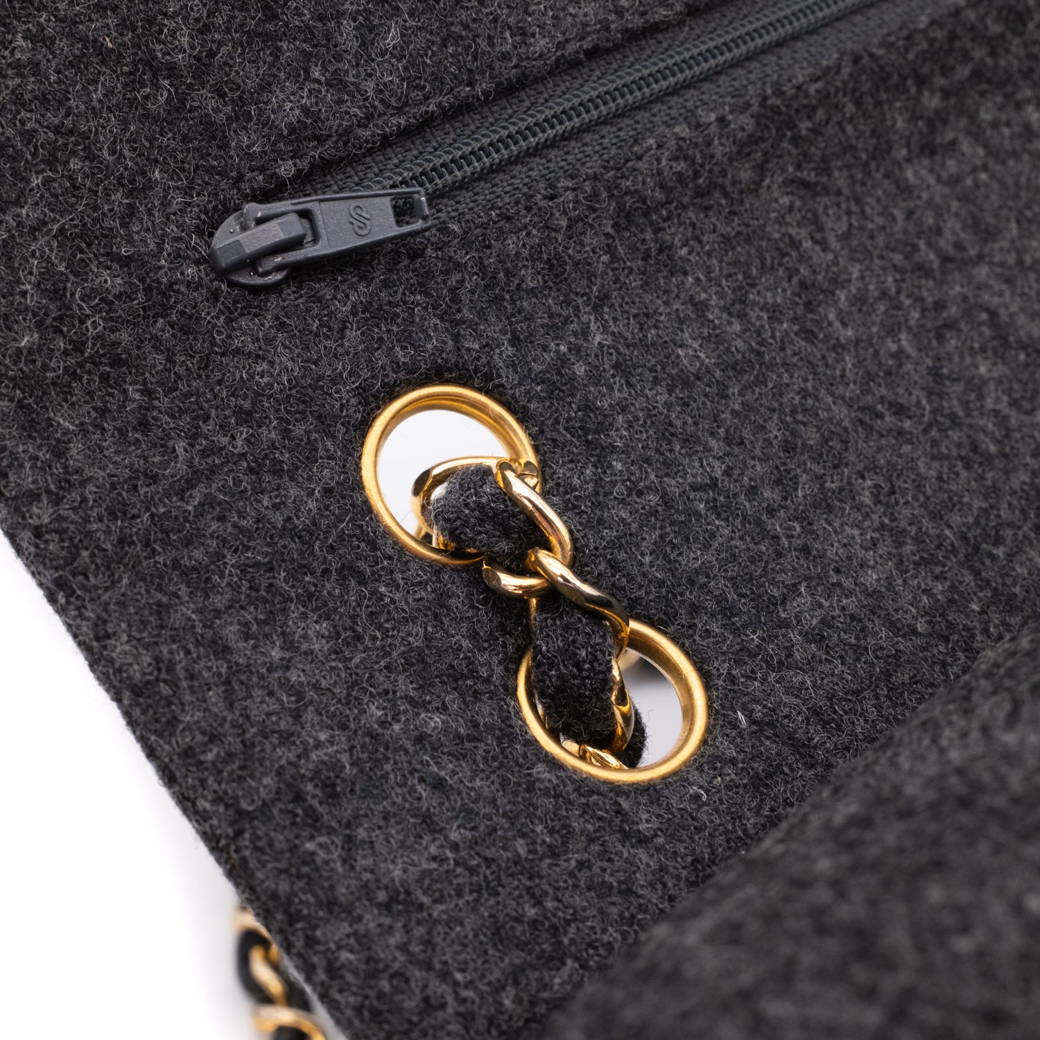 Vintage Chanel Classic Timeless Double Flap Bag in Medium Größe aus grauem Woll Material mit goldener Hardware 