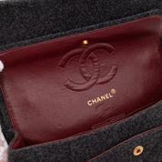 Vintage Chanel Classic Timeless Double Flap Bag in Medium Größe aus grauem Woll Material mit goldener Hardware 