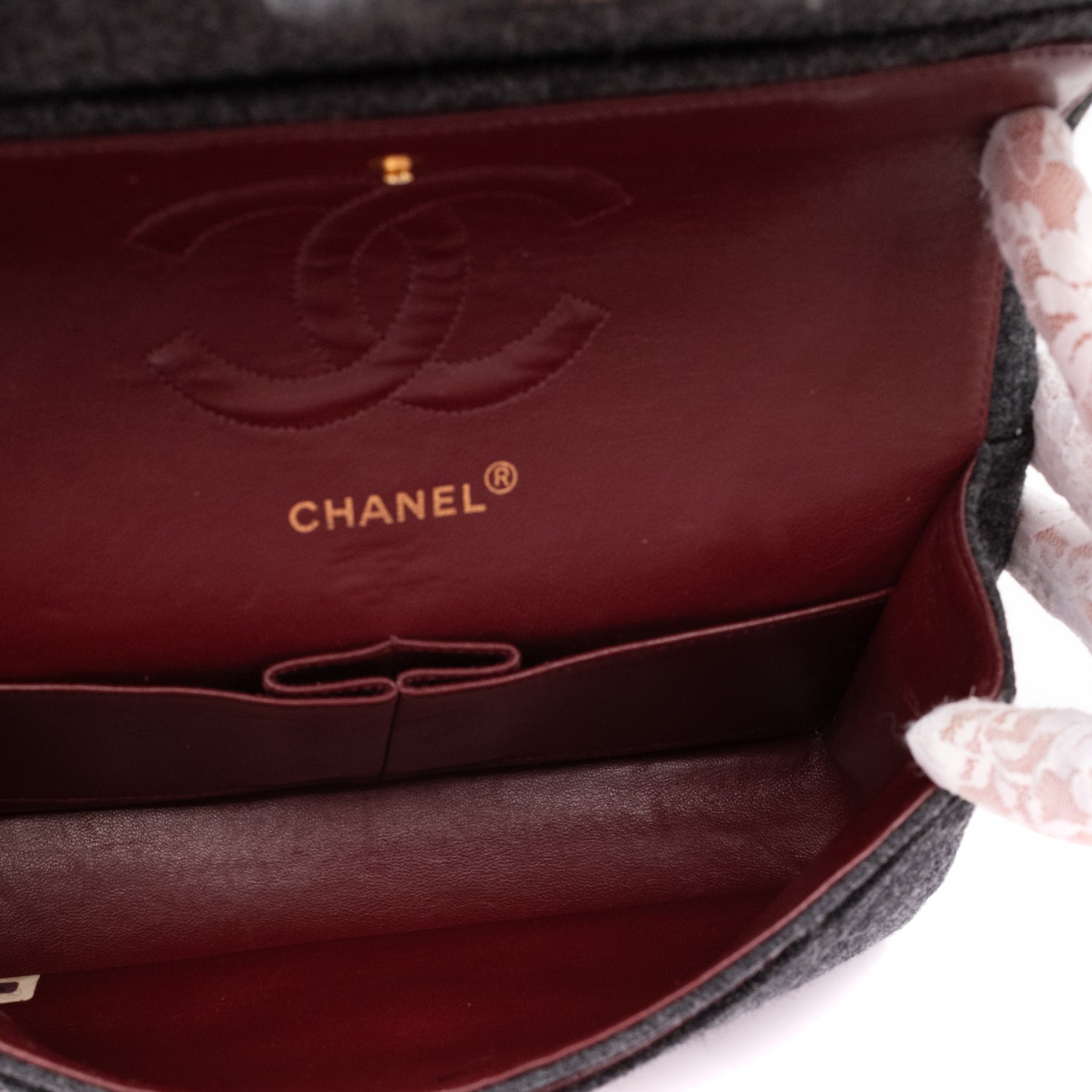 Vintage Chanel Classic Timeless Double Flap Bag in Medium Größe aus grauem Woll Material mit goldener Hardware 