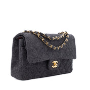 Vintage Chanel Classic Timeless Double Flap Bag in Medium Größe aus grauem Woll Material mit goldener Hardware 