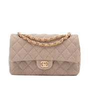 Beige Chanel Classic Double Flap Bag in Medium Größe aus Leinen Canvas Material mit matt goldener Hardware Vorderansicht 