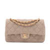 Beige Chanel Classic Double Flap Bag in Medium Größe aus Leinen Canvas Material mit matt goldener Hardware Vorderansicht 