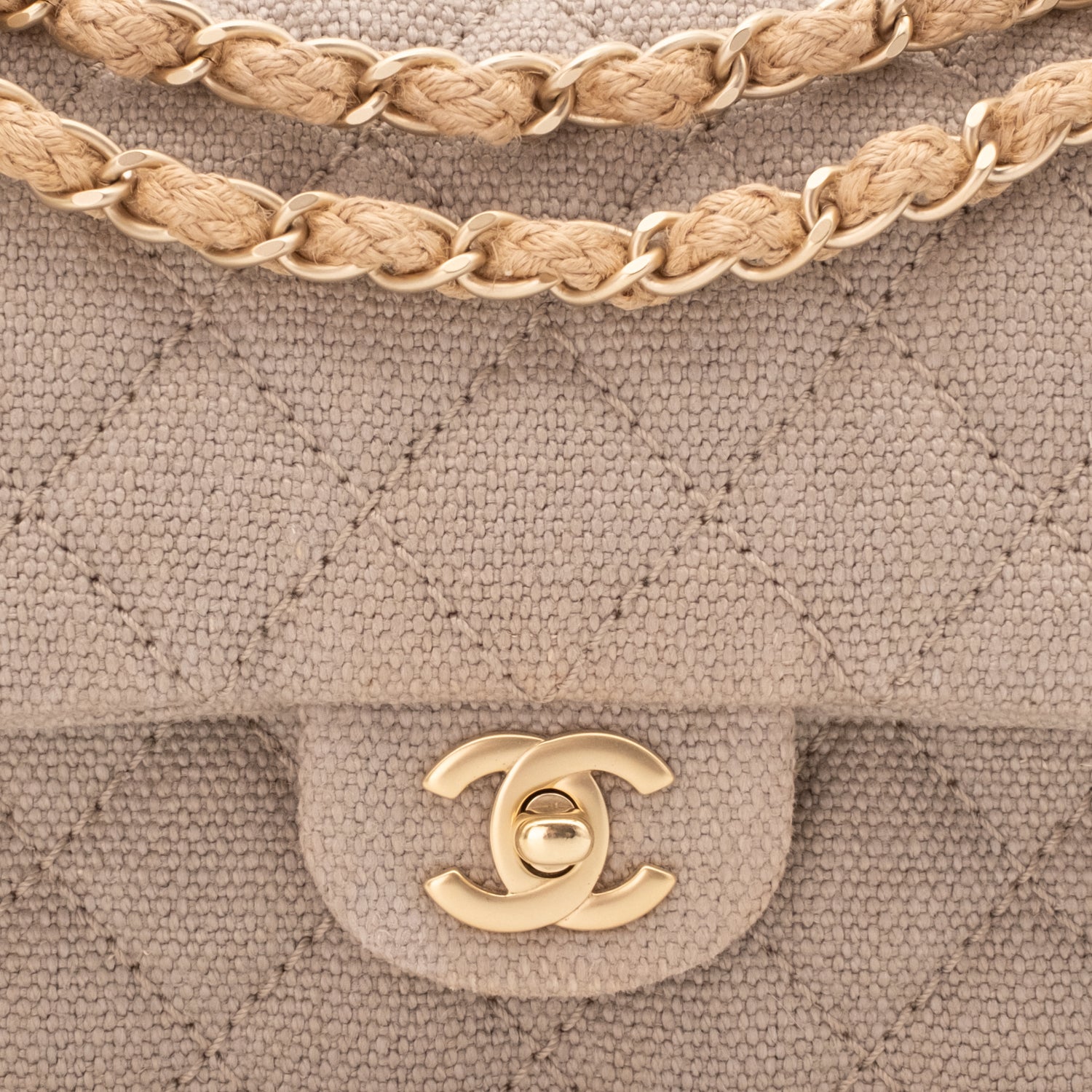 Beige Chanel Classic Double Flap Bag in Medium Größe aus Leinen Canvas Material mit matt goldener Hardware Vorderansicht  CC Verschluss Detail