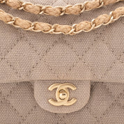 Beige Chanel Classic Double Flap Bag in Medium Größe aus Leinen Canvas Material mit matt goldener Hardware Vorderansicht  CC Verschluss Detail