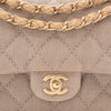 Beige Chanel Classic Double Flap Bag in Medium Größe aus Leinen Canvas Material mit matt goldener Hardware Vorderansicht  CC Verschluss Detail