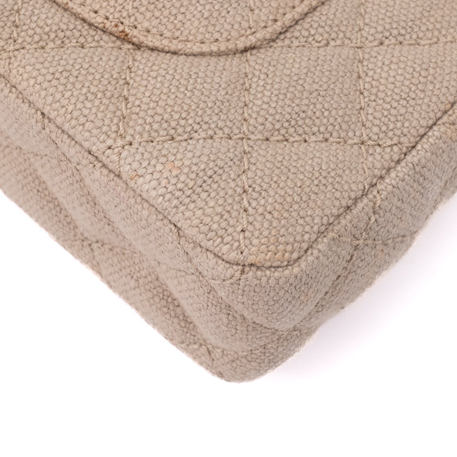 Beige Chanel Classic Double Flap Bag in Medium Größe aus Leinen Canvas Material mit matt goldener Hardware Vorderansicht 