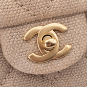 Beige Chanel Classic Double Flap Bag in Medium Größe aus Leinen Canvas Material mit matt goldener Hardware Vorderansicht 