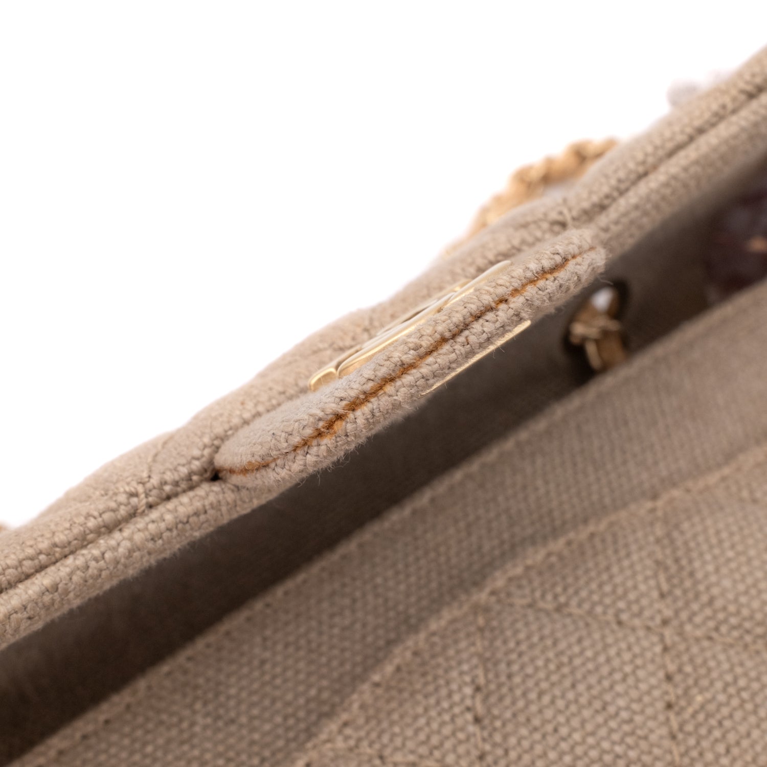 Beige Chanel Classic Double Flap Bag in Medium Größe aus Leinen Canvas Material mit matt goldener Hardware Vorderansicht 