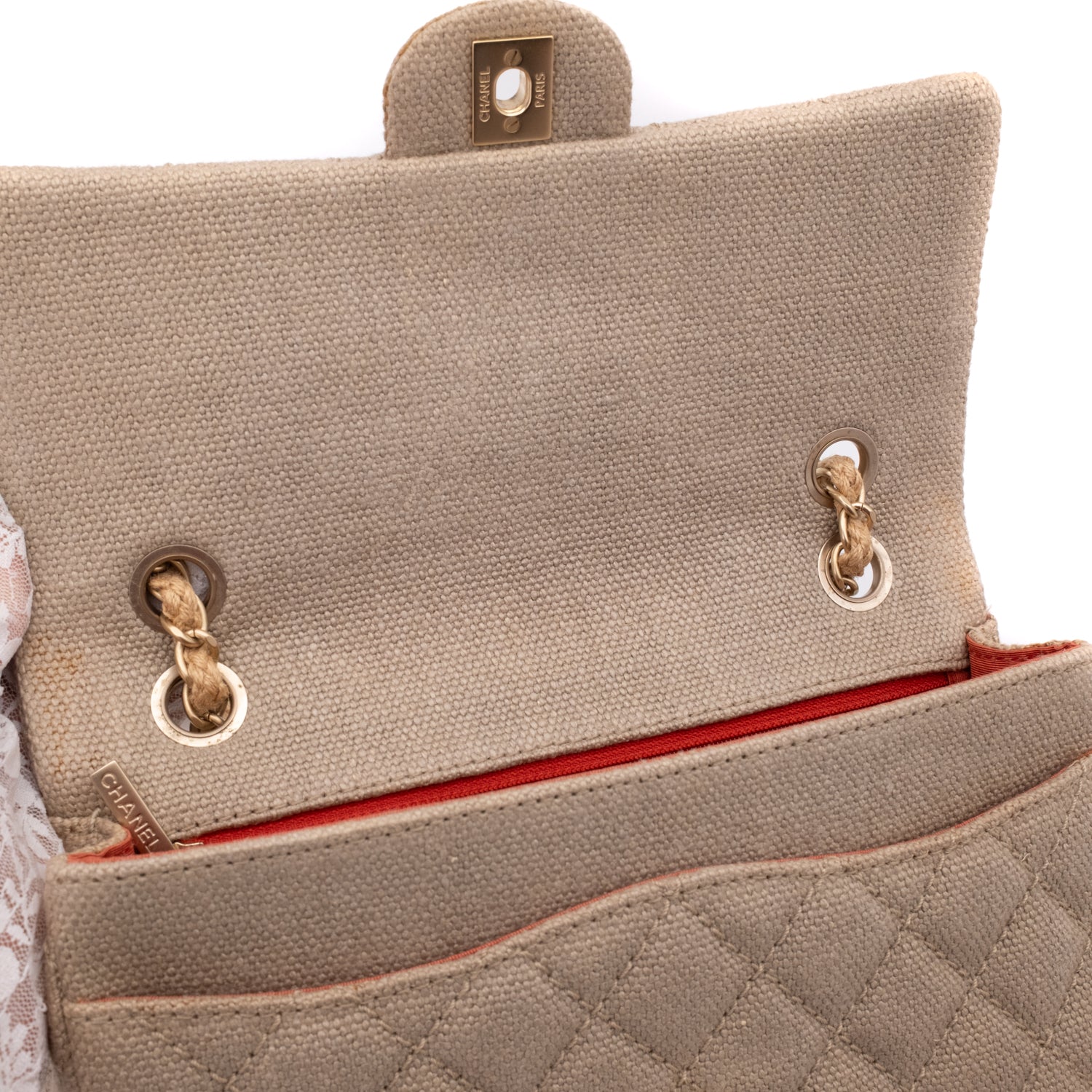 Beige Chanel Classic Double Flap Bag in Medium Größe aus Leinen Canvas Material mit matt goldener Hardware Vorderansicht 