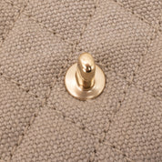 Beige Chanel Classic Double Flap Bag in Medium Größe aus Leinen Canvas Material mit matt goldener Hardware Vorderansicht 