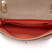 Beige Chanel Classic Double Flap Bag in Medium Größe aus Leinen Canvas Material mit matt goldener Hardware Vorderansicht 