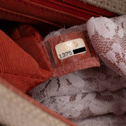 Beige Chanel Classic Double Flap Bag in Medium Größe aus Leinen Canvas Material mit matt goldener Hardware Vorderansicht 