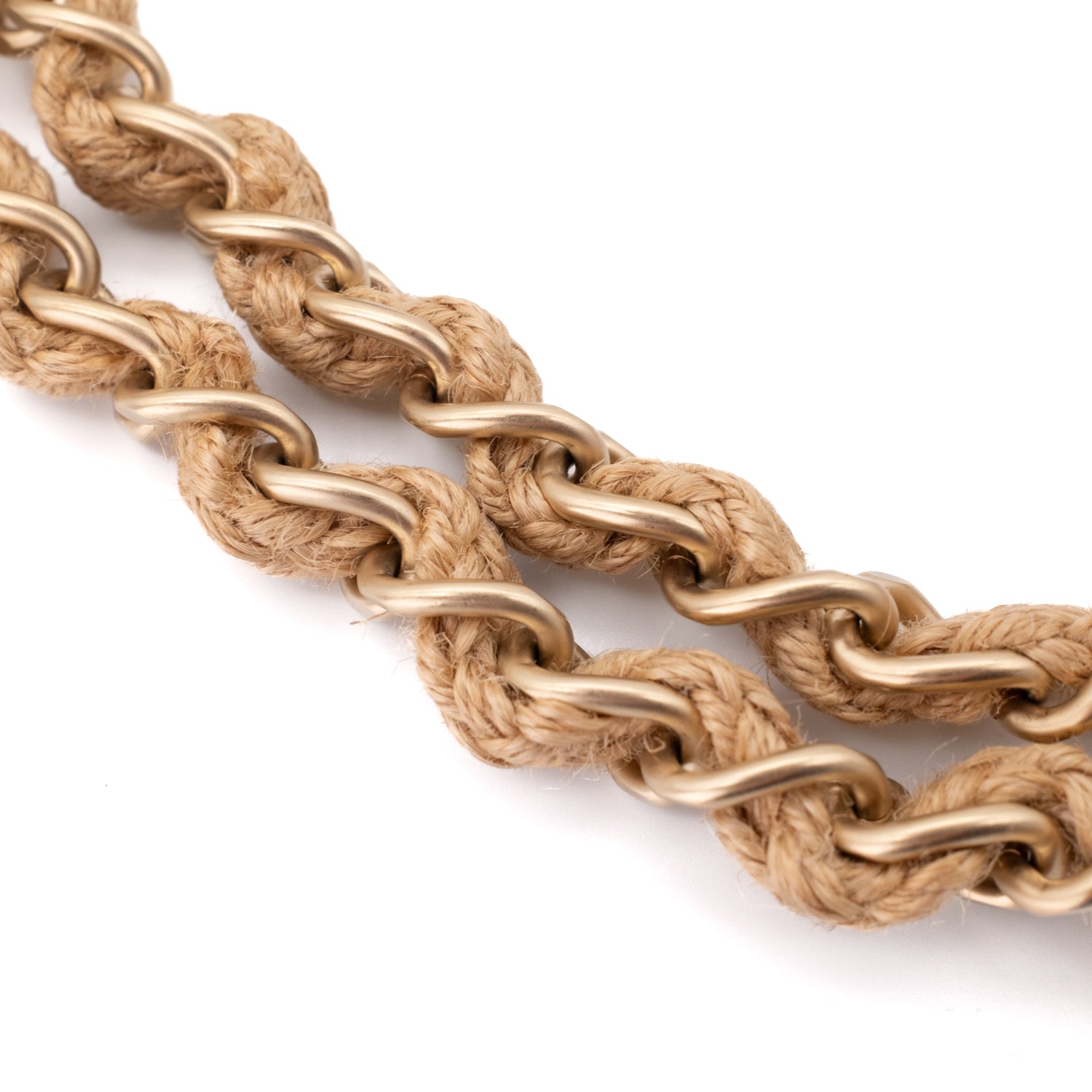 Beige Chanel Classic Double Flap Bag in Medium Größe aus Leinen Canvas Material mit matt goldener Hardware Vorderansicht 