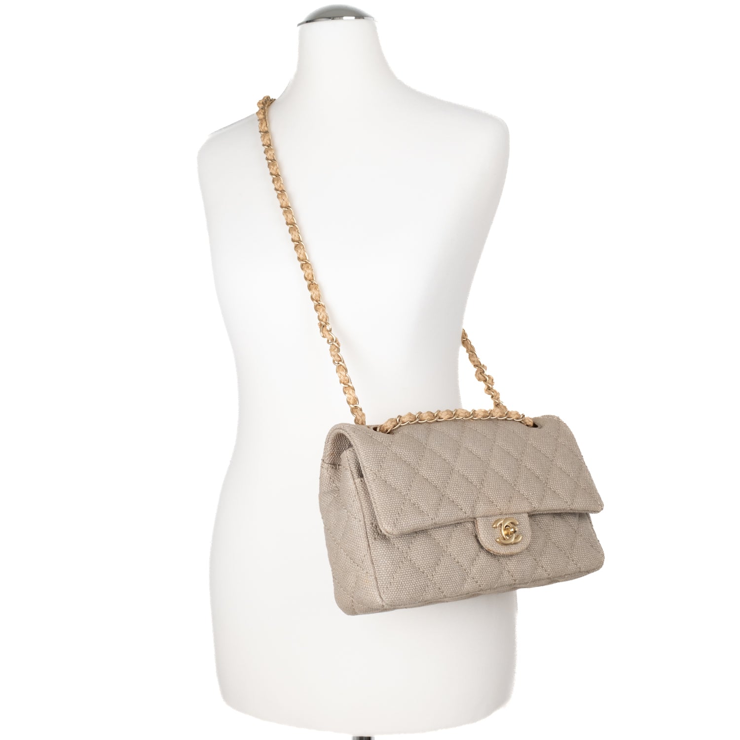 Beige Chanel Classic Double Flap Bag in Medium Größe aus Leinen Canvas Material mit matt goldener Hardware Vorderansicht Tragebild