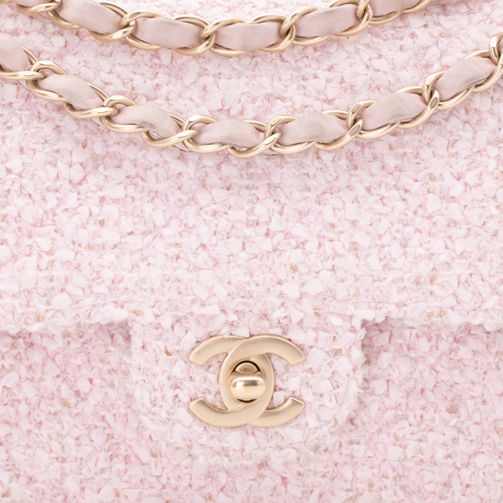 Chanel Classic Timeless Double Flap Bag in Medium Größe aus rosa Tweed Material mit goldener Hardware Schließe
