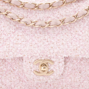 Chanel Classic Timeless Double Flap Bag in Medium Größe aus rosa Tweed Material mit goldener Hardware Schließe